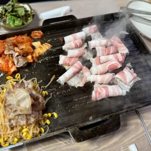 산청꺼먼꿀꿀이 사진