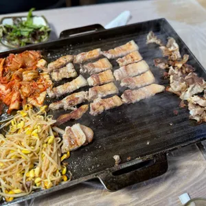 산청꺼먼꿀꿀이 사진