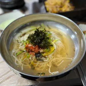 산청꺼먼꿀꿀이 사진