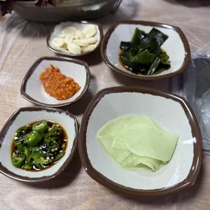 산청꺼먼꿀꿀이 사진