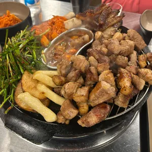 돼봉삼겹살 대표 사진