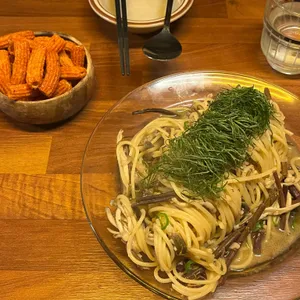 명하 사진