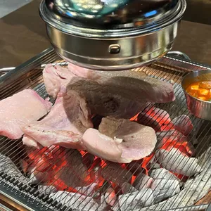 육탐미 사진