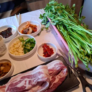 갈대지붕 미나리삼겹살 사진