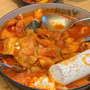 찜닭에 꽂힌 닭집애 사진