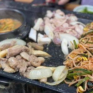 솥뚜껑오리구이 사진