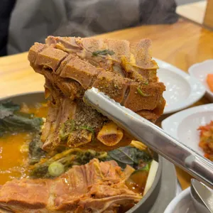 공들인감자탕 사진
