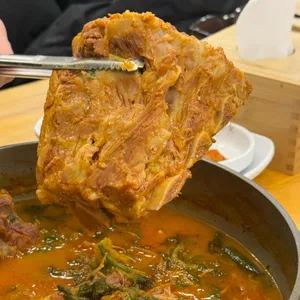 공들인감자탕 사진