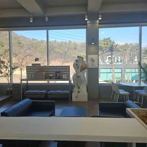 뫼동 로스터스 사진 2