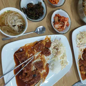 잔치국수랑수제돈까스 사진
