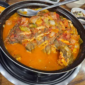 속초항뱃머리 사진