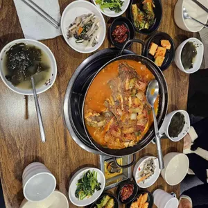 속초항뱃머리 사진
