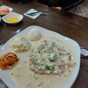 돈까스먹는용만이 사진