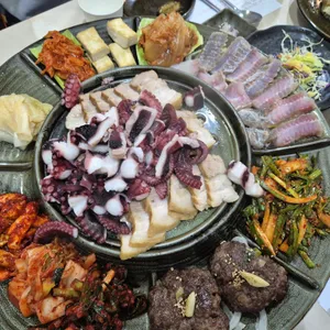칡산에 황제보쌈&곤드레 돌솥밥 칼국수 사진