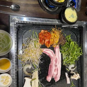 왕돌판생삼겹 리뷰 사진