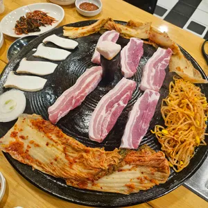 솥뚜껑김치생삼겹살 사진