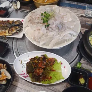 하얀 물고기 횟집 사진
