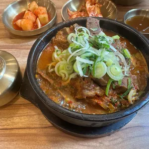 얼큰본가 연품뼈해장국 24시 사진