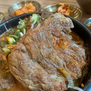 얼큰본가 연품뼈해장국 24시 사진