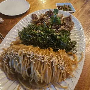 비스듬히 사진