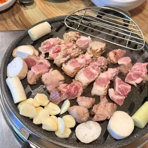 금관꽃돼지 사진