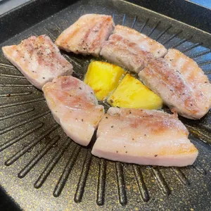 풀뜯는돼지 사진