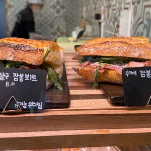 브레드영 사진