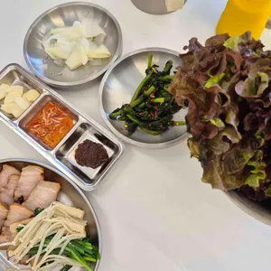 모퉁이돌 막국수 사진