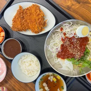 생돈까스랑 냉면 사진