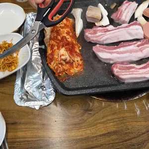 돌판에누운삼겹살 사진