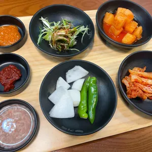 기울어진뚝배기 사진