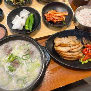 기울어진뚝배기 사진