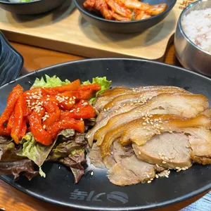 기울어진뚝배기 사진