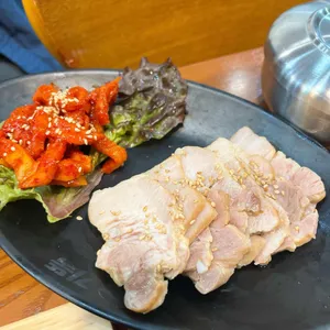 기울어진뚝배기 사진