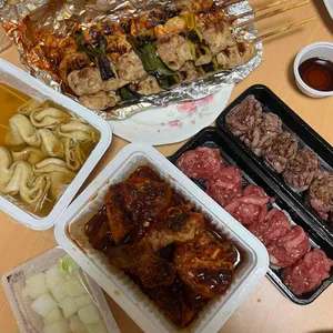 육회한날 연어 어때 사진