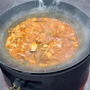 연평도꽃게품은닭볶음탕 드럼통솥뚜껑 사진