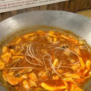 솥뚜껑 닭볶음탕 사진