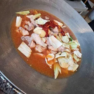 솥뚜껑 닭볶음탕 사진