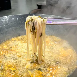 솥뚜껑에 퐁닭한마리 사진