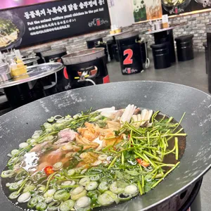 솥뚜껑에 퐁닭한마리 사진
