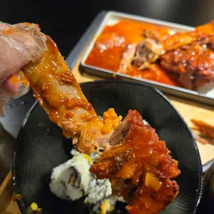 뼈의신 사진