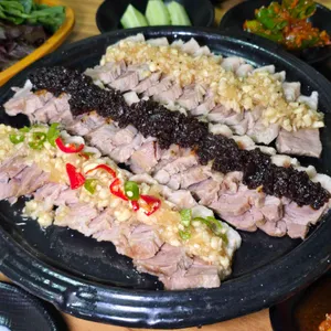 흑마늘보쌈 사진