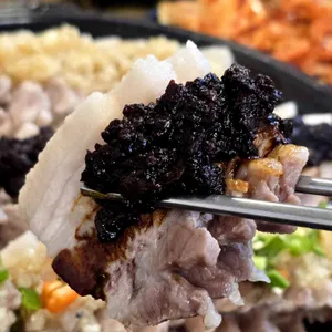 흑마늘보쌈 사진