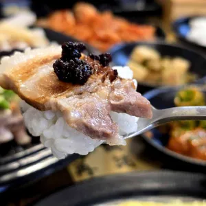 흑마늘보쌈 사진