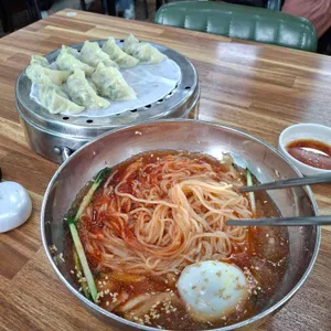 고래밀면 사진