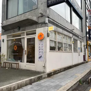 위트앤드 리뷰 사진