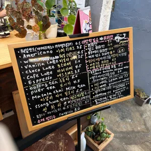 웨일 카페 리뷰 사진