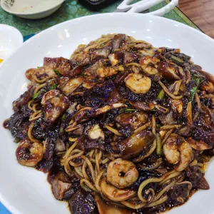 동천홍 사진