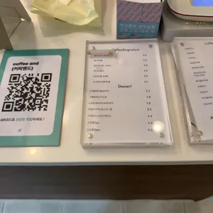 커피 앤드 리뷰 사진