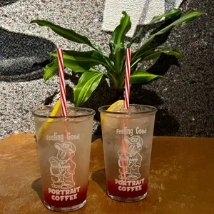 포트레이트 커피바 사진